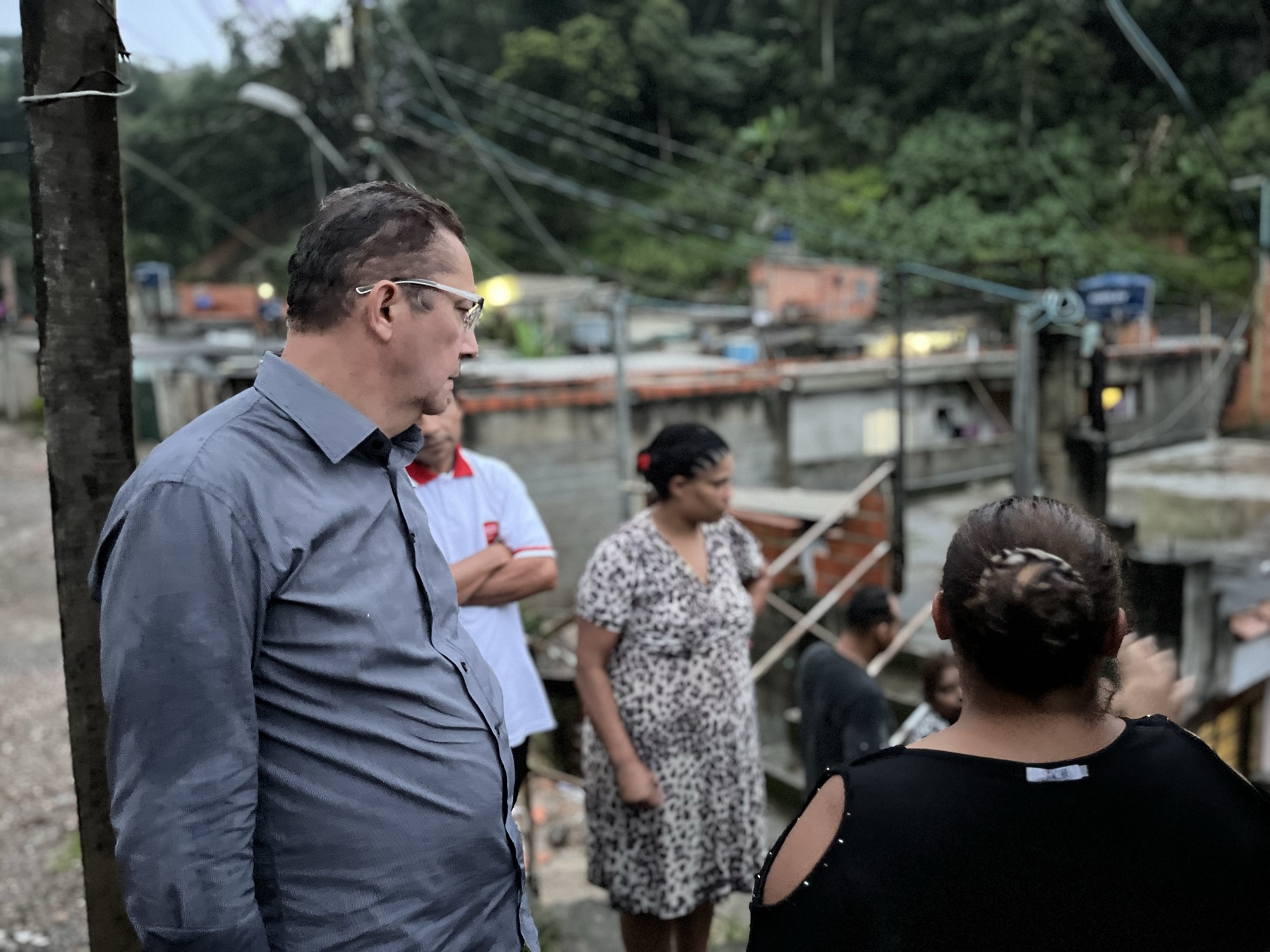 Sansão Pereira em visita a uma comunidade de São Paulo
