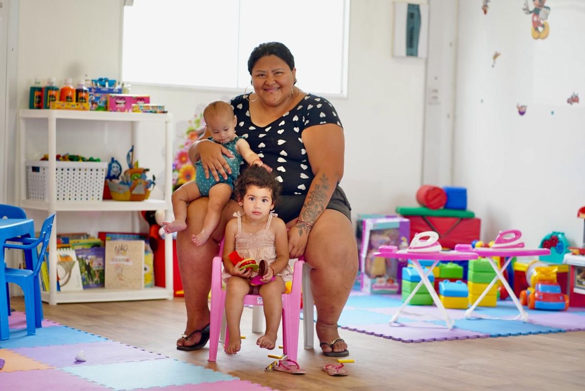 Moradora com a filha em módulo da Vila Reencontro Cidade Tiradentes