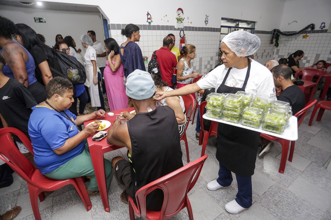 Refeição servida em cozinha comunitária de São Paulo